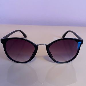 Round tinted sunglasses
